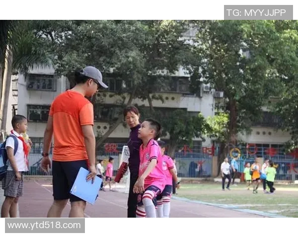 一年级小朋友快乐踢足球精彩瞬间展示与成长记录 一年级小朋友快乐踢足球精彩瞬间展示与成长记录