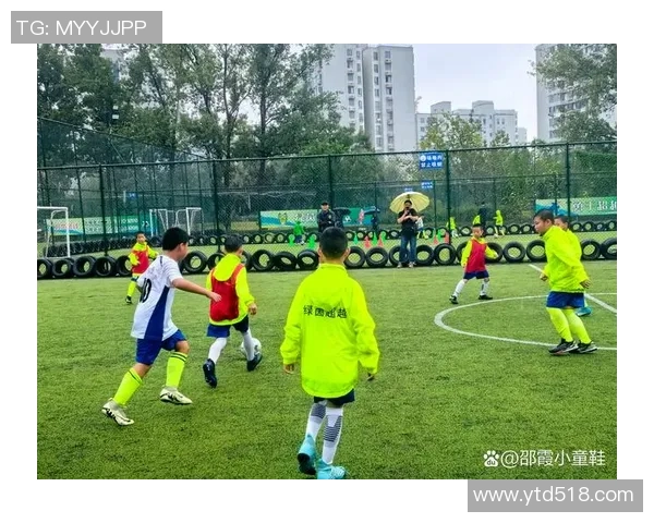 在学校足球场上我是一颗追逐梦想的足球,奔跑在青春的热血与激情中 在学校足球场上我是一颗追逐梦想的足球,奔跑在青春的热血与激情中